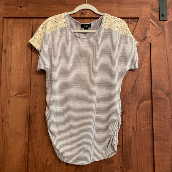 Cute striped T with lace aplique and cinched sides - Picture 1 of 3